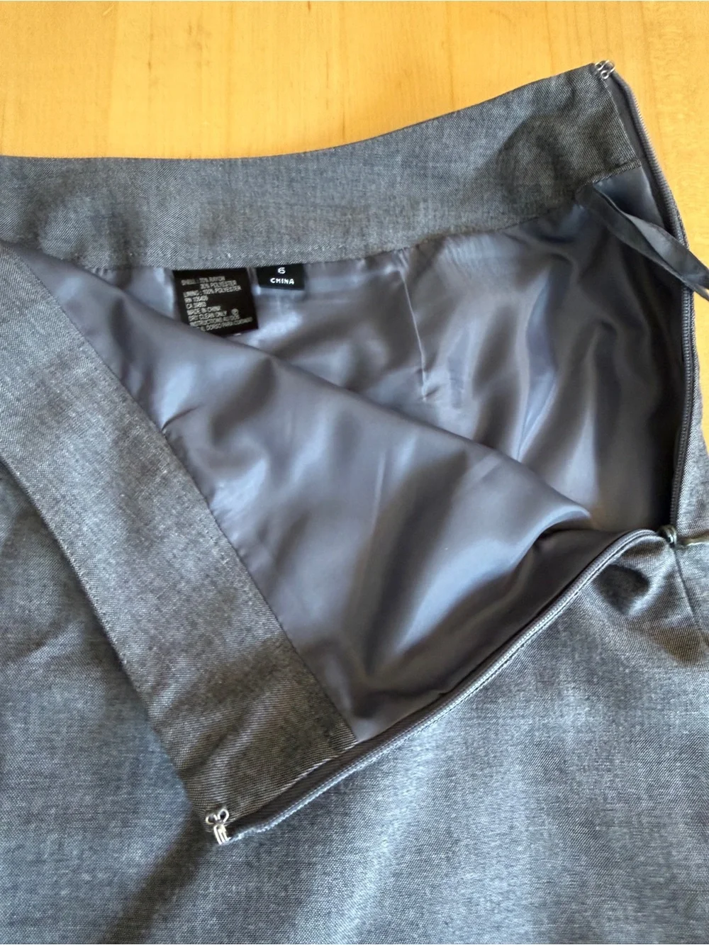 Tahari Retro Style 2- Piece Skirt Suit Gray w/ Pleated Skirt size 6